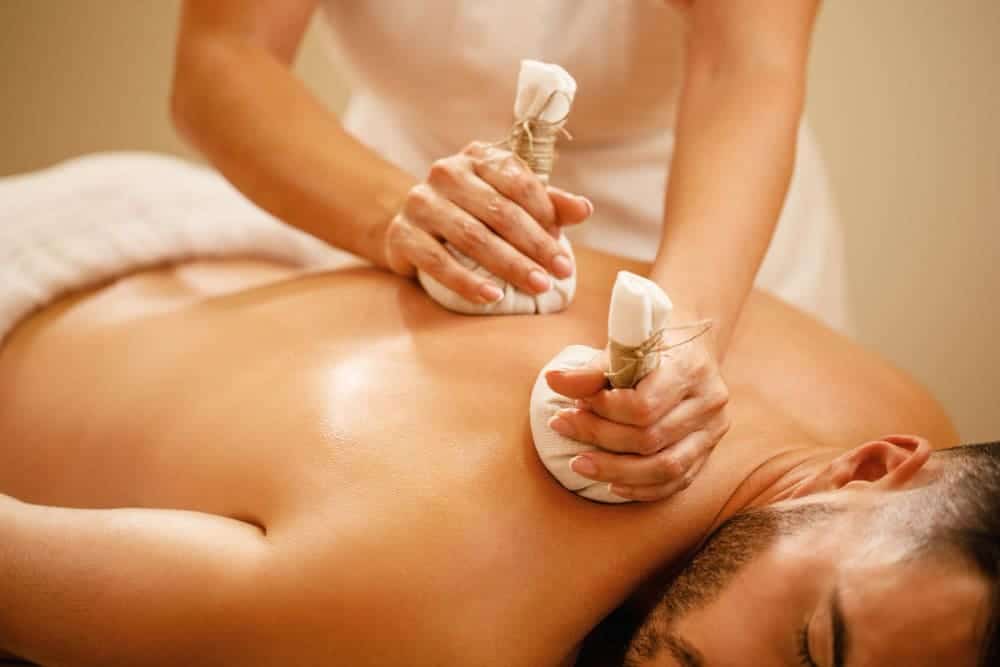 Massage aux pochons d'herbes chaudes — Cure Silhouette au Domaine des Hauts de Rouquette